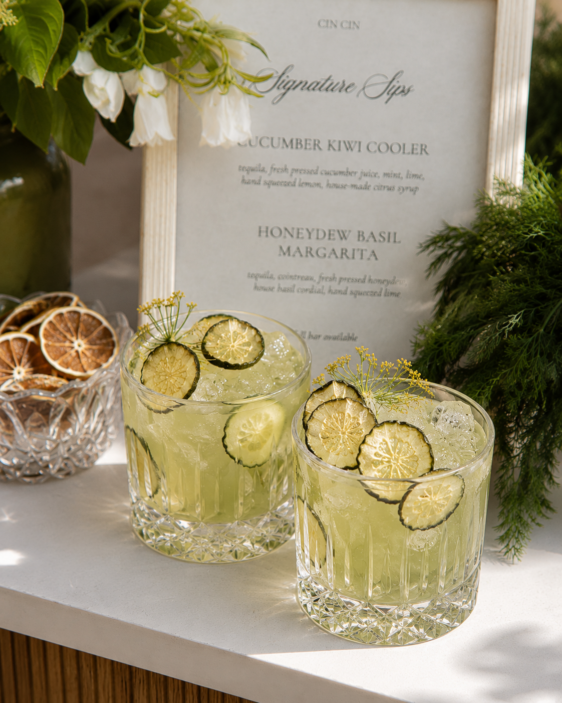 Bulk citron vert séché en garniture de Gin Tonic au bord de piscine avec concombre et romarin, cocktail d'été méditerranéen | The Originea