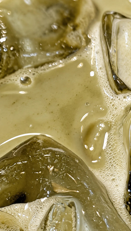 Poudre de feuilles d'olivier dans latte glacé avec glaçons | The Originea