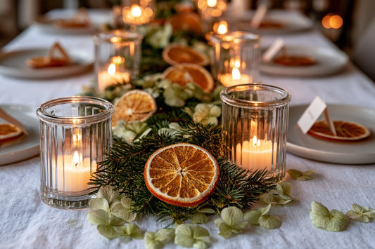 Table de Noël naturelle avec agrumes séchés, pétales verts et bougies | The Originea