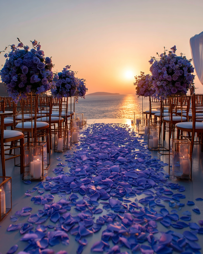 Cérémonie de mariage au coucher du soleil face à la mer — allée de pétales de rose lilas et compositions florales