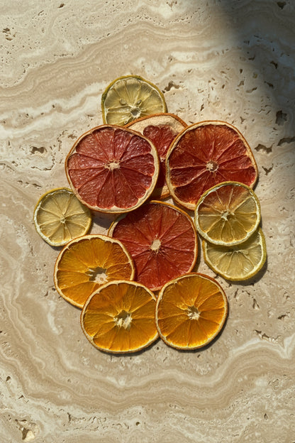 Bulk mix agrumes séchés en vrac — tranches d'orange, citron jaune et pamplemousse rose pour décoration mariage méditerranéen et bar à cocktails professionnel | The Originea