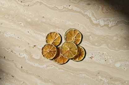 Tranches de Citron Vert Séchées Décoratives — Vue du dessus artisanale | The Originea