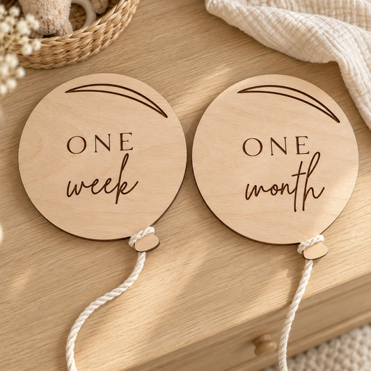 Ballons milestones bois One Week et One Month sur commode | The Originea