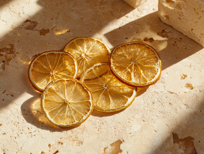 Bulk citron jaune séché — macro de tranches naturelles sur travertin, photographie luxe haut de gamme produit pur | The Originea