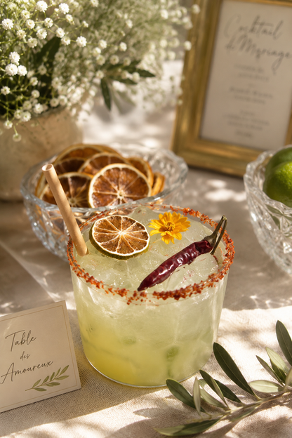 Bulk citron vert séché — cocktail mariage signature sur table d'amoureux avec piment, calendula et menu encadré | The Originea