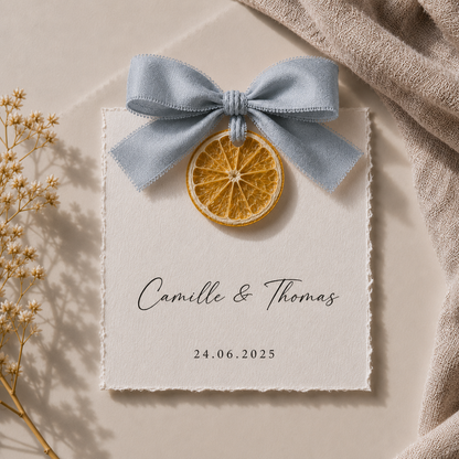 Carte invité mariage artisanale sur tranche d'orange séchée avec ruban gris personnalisée — The Originea Provence