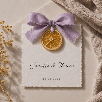 Carte invité mariage artisanale sur tranche d'orange séchée avec ruban mauve personnalisée — The Originea Provence