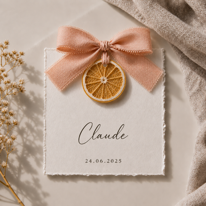 Carte invité mariage artisanale sur tranche d'orange séchée avec ruban rose poudré personnalisée — The Originea Provence