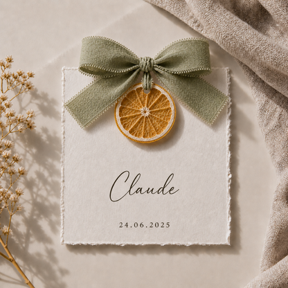 Carte invité mariage artisanale sur tranche d'orange séchée avec ruban vert sauge personnalisée — The Originea Provence