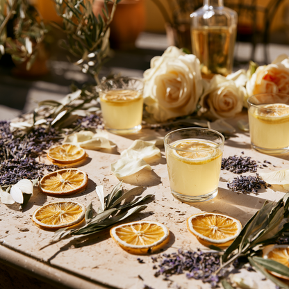 Cocktails limoncello garnis de citron de Sicile séché et lavande — set mariage Dolce Vita | The Originea
