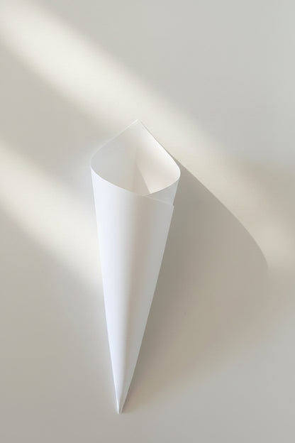 Cône à confettis en papier blanc de profil, papier épais 160g façonné en Provence | The Originea