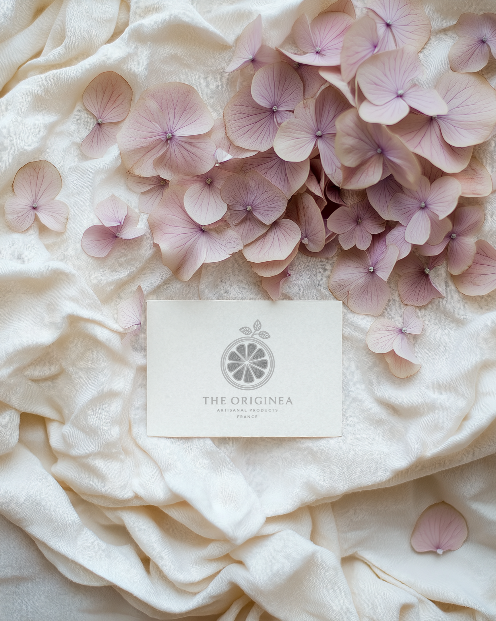 Pétales d'hortensias lavande séchés sur lin ivoire avec carte The Originea — confettis mariage naturels