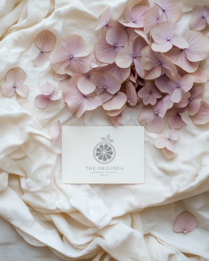 Pétales d'hortensias lavande séchés sur lin ivoire avec carte The Originea — confettis mariage naturels