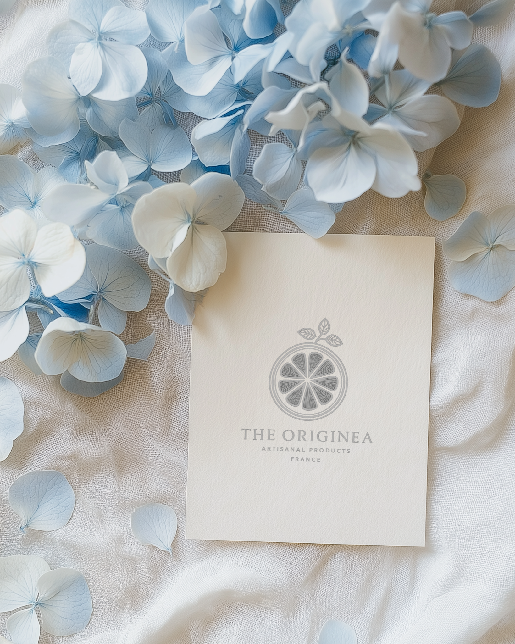 Hortensias bleu clair séchés sur lin avec carte The Originea — confettis biodégradables Provence