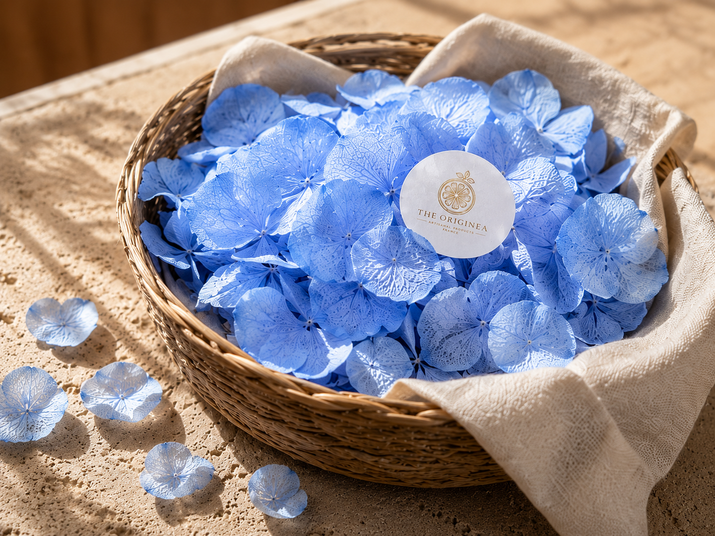Confettis mariage hortensias bleu clair naturels et biodégradables dans panier en osier — pétales séchés The Originea