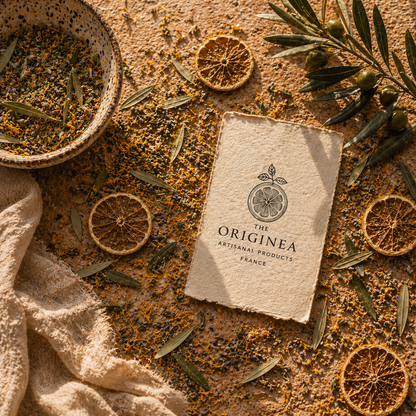 Confettis Mariage Méditerranéens The Originea — Flat lay feuilles d'olivier séchées, pétales de calendula et tranches d'agrumes biodégradables sur pierre terracotta, mariage Provence