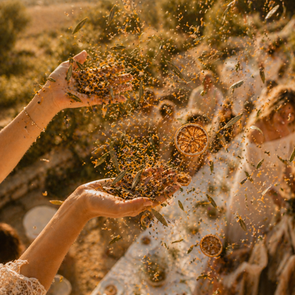 Confettis Mariage Méditerranéens The Originea — Mains lançant des confettis naturels méditerranéens lors d'une cérémonie en plein air, bokeh doré, Provence