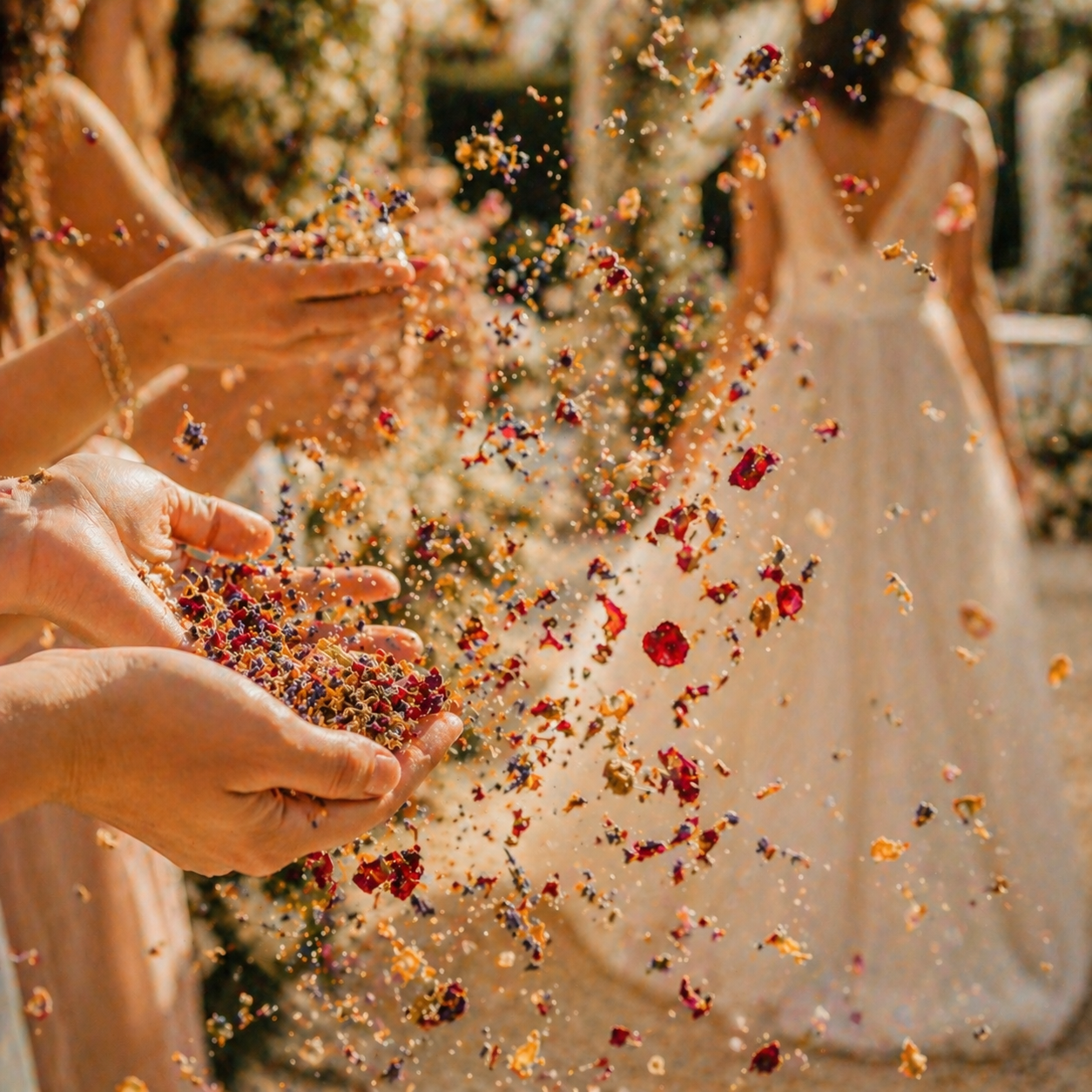 Confettis Mariage Naturels The Originea — Cône en kraft rempli de confettis naturels rose, lavande, calendula et agrumes séchés, attaché avec ruban crème, table rustique