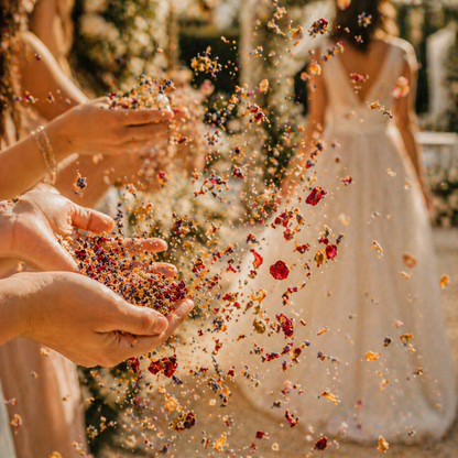 Confettis Mariage Naturels The Originea — Cône en kraft rempli de confettis naturels rose, lavande, calendula et agrumes séchés, attaché avec ruban crème, table rustique