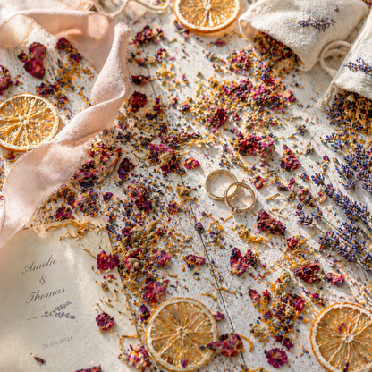 Confettis Mariage Naturels The Originea — Flat lay romantique pétales de rose séchés, lavande AOP, calendula et agrumes biodégradables sur bois blanc, décoration mariage Provence