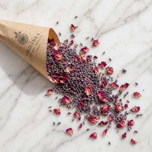 Confettis Mariage Provence Lavande AOP & Pétales de Rose Séchés — Flat Lay Artisanal The Originea