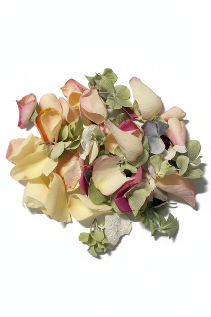 Pétales de rose crème, pêche et rose mêlés à l'hortensia vert, bleu et blanc, confettis lyophilisés | The Originea