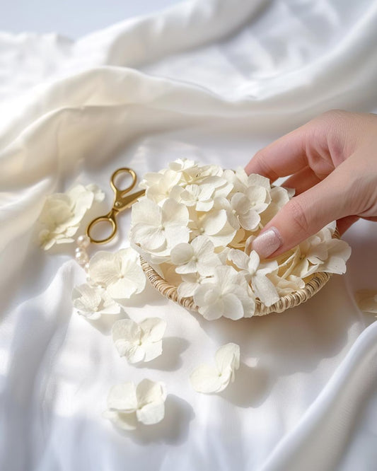 Pétales d'Hortensia Blancs Séchés — Confettis Mariage Bohème Chic, présentation produit — The Originea