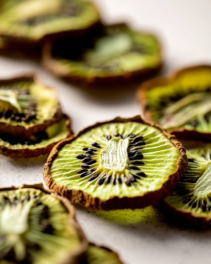 Macro close-up tranches de kiwi séché — texture vert intense et graines noires naturelles | The Originea