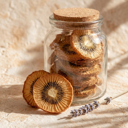 Tranches de kiwi séché artisanal dans un bocal en verre bouchon liège, brin de lavande | The Originea