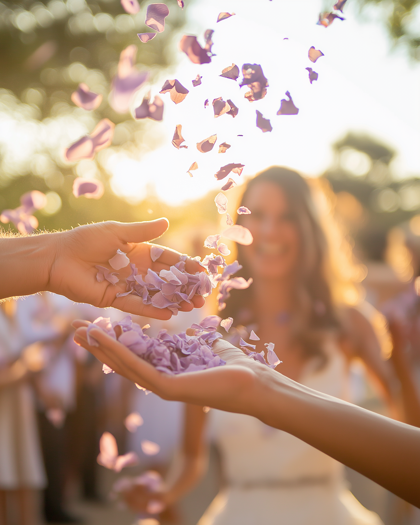 Mariés en Provence sous une pluie de pétales d'hortensias lavande — mariage naturel et élégant