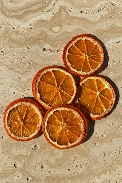 Mini tranches d'orange séchées sur fond naturel — format délicat pour décoration mariage et compositions florales | The Originea