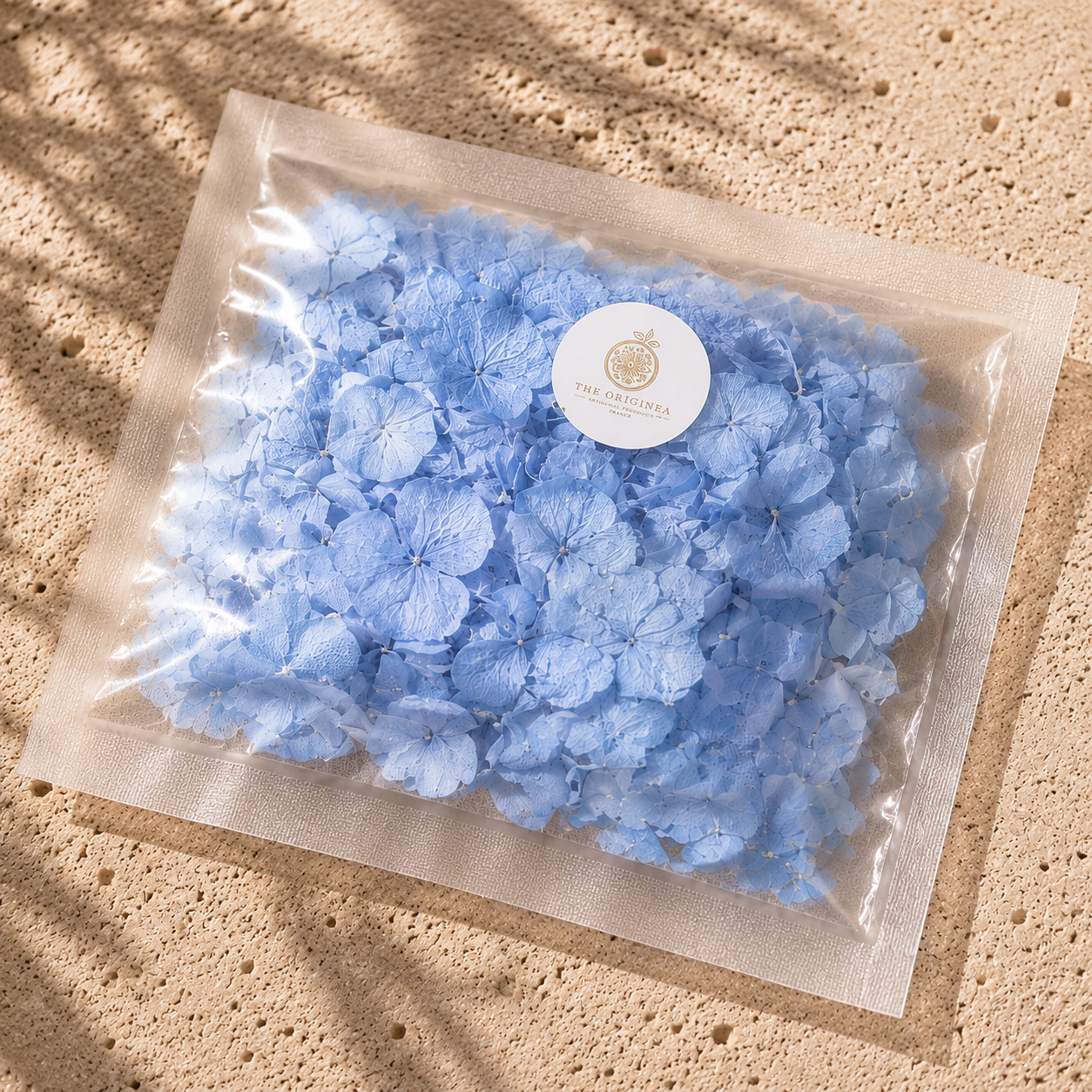 Pétales d'hortensias bleu clair séchés en sachet transparent — confettis biodégradables pour mariage The Originea