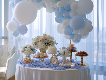 Pétales de rose bleu violet conservés en décoration de table baby shower avec ballons bleus et pâtisseries | The Originea