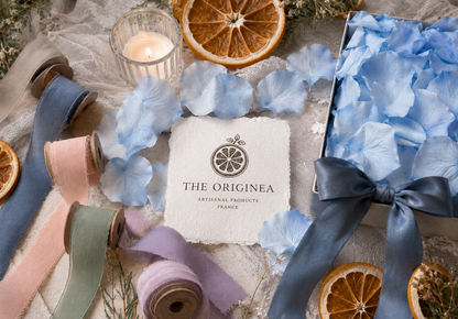 Boîte cadeau de pétales de rose bleue séchés avec ruban gris et carton artisanal The Originea