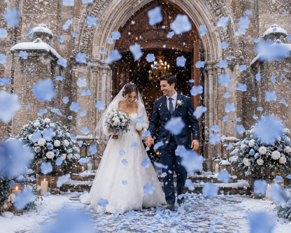 Couple de mariés sortant de l'église sous une pluie de pétales de rose bleue séchés — The Originea