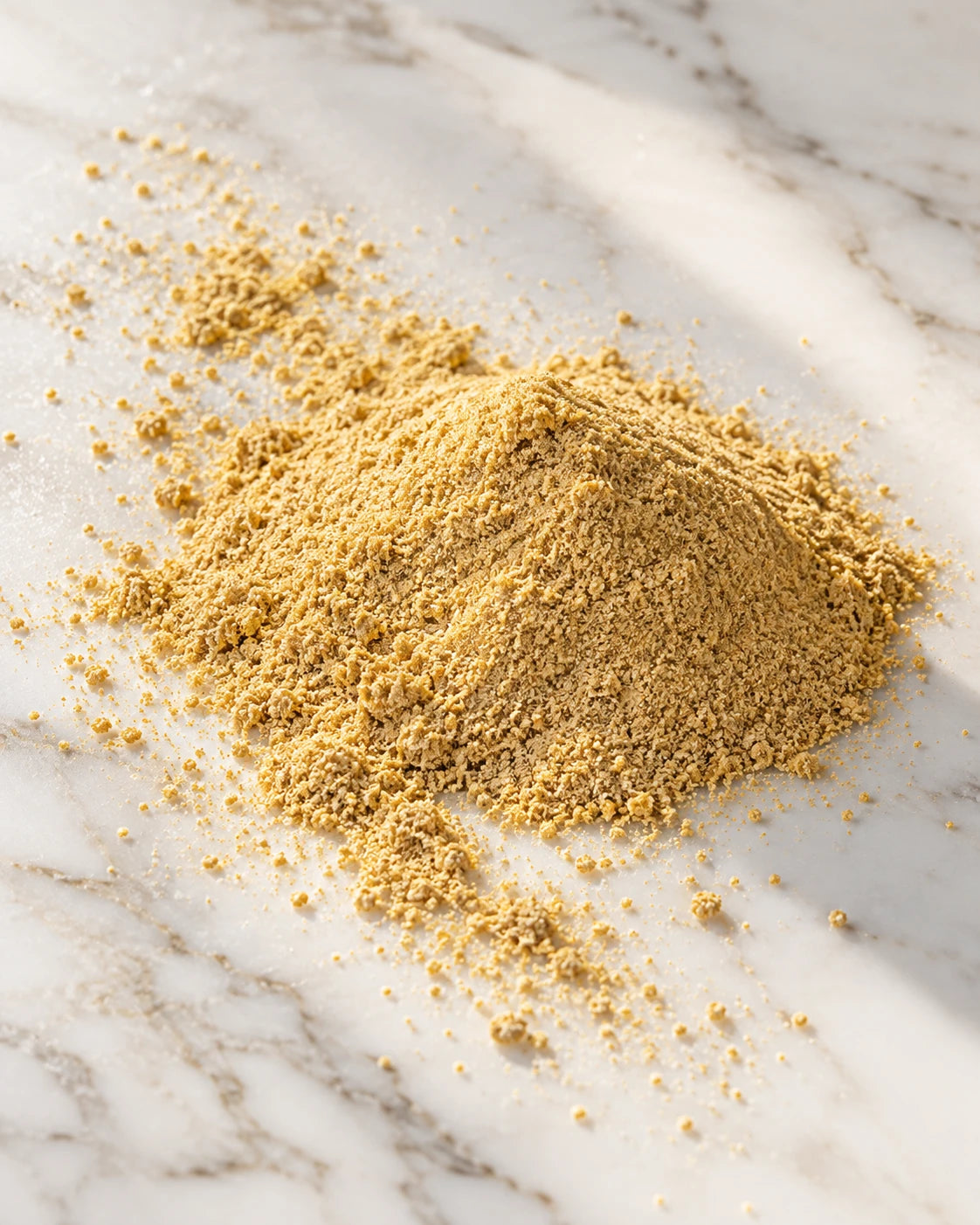 Poudre de citron jaune en tas sur marbre | The Originea