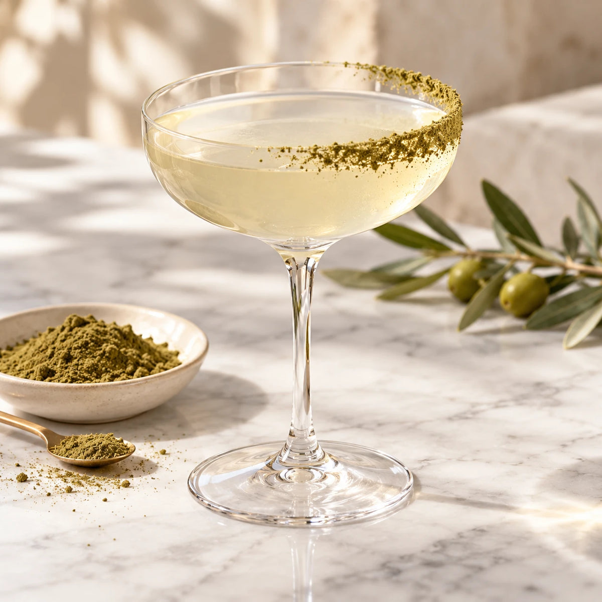 Coupe de cocktail avec rim en poudre de feuilles d'olivier et rameau d'oliviers | The Originea