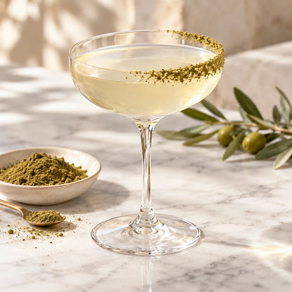 Coupe de cocktail avec rim en poudre de feuilles d'olivier et rameau d'oliviers | The Originea