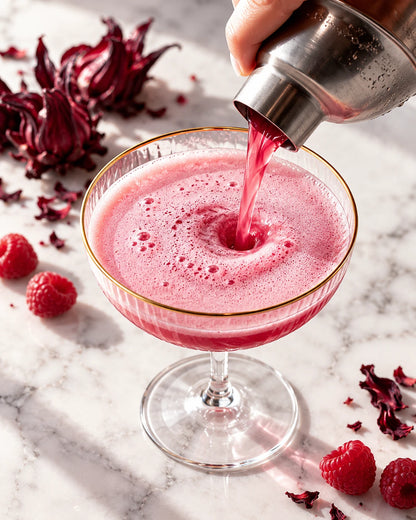 Poudre d'hibiscus dans un cocktail coupe framboise | The Originea