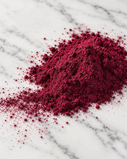 Poudre d'hibiscus tas sur marbre rouge | The Originea