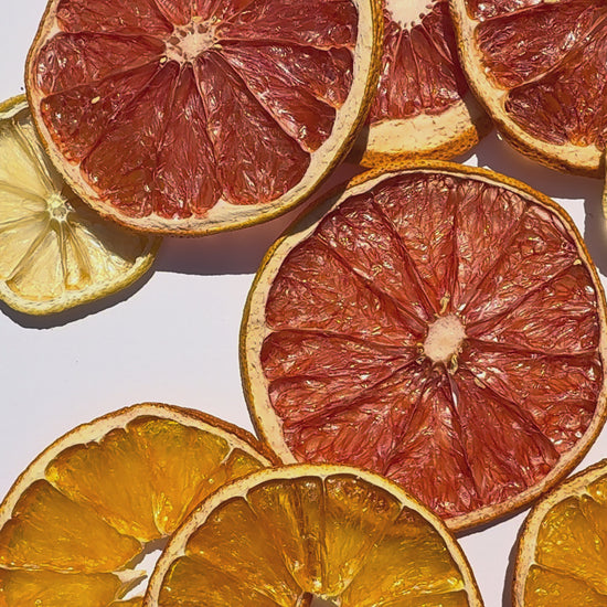 Vidéo — mix d'agrumes séchés bulk orange, citron jaune et pamplemousse en tranches, format pro pour wedding planners et mixologie | The Originea