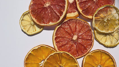 Vidéo — mix d'agrumes séchés bulk orange, citron jaune et pamplemousse en tranches, format pro pour wedding planners et mixologie | The Originea