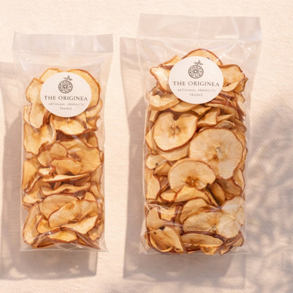 Deux sachets de chips de pommes déshydratées The Originea en format petit et grand, vue du dessus, lumière dorée — The Originea