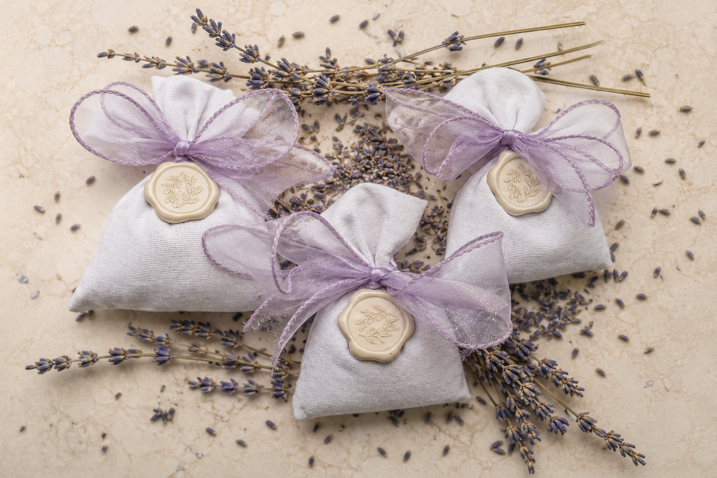 Sachet de confettis mariage personnalisé avec fleurs séchées — The Originea Provence | The Originea