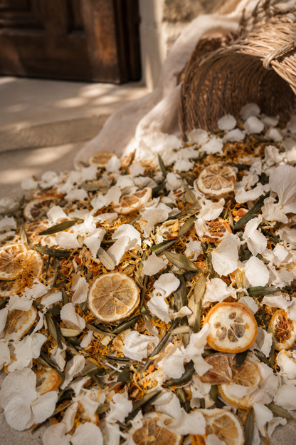 Confettis mariage Provence naturels — lancer de cérémonie biodégradable en Provence | The Originea