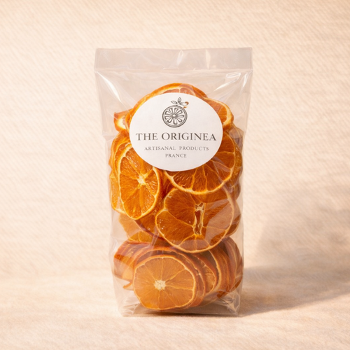 Sachet The Originea de tranches de clementines corses deshydratees sur fond lin blanc, packaging artisanal transparent