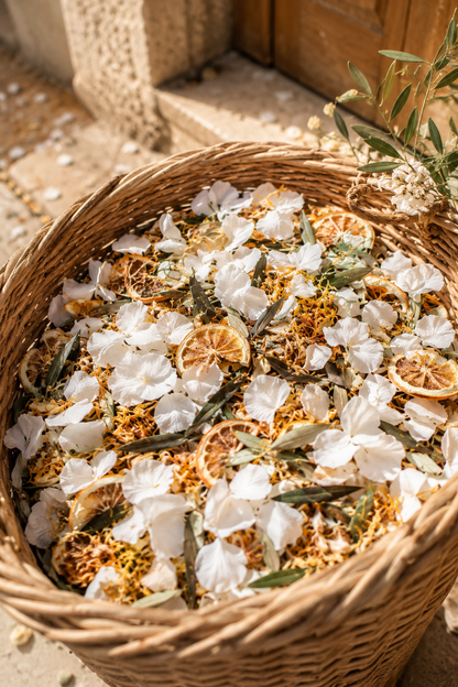 Corbeille de confettis Provence séchés — olivier, lavande et fleurs pour cérémonie | The Originea