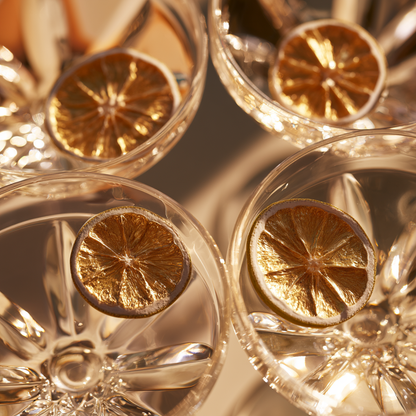 Gros plan verres en cristal avec tranches de citron vert dorées gold lime | The Originea