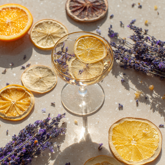 Provence floral mix — agrumes séchés et lavande de Provence sur marbre, gin tonic botanique, The Originea